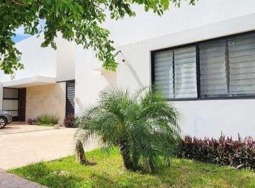 Casa de 3 habitaciones, Conkal · Casa en Renta con Páneles Solares y Muebles en Privada
