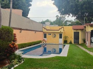 Casa · 4 Recámaras · 2 Estacionamientos · Casa Sola en Renta en Zona Dorada
