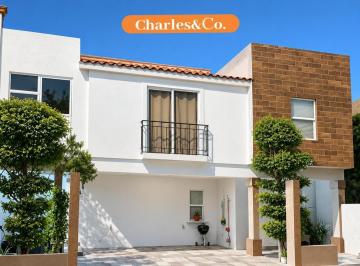Casa · 215m² · 3 Recámaras · 2 Estacionamientos · Casa en Venta en Bosques del Sol, Zona Dorada | 215 m² de Construcción