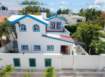 Casa de 3 habitaciones, Cozumel · Casa con Amplio Jardín, Dos Niveles, a 4 Cuadras del Malecón, en Venta
