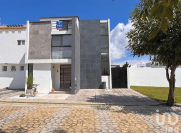 Casa · 203m² · 3 Recámaras · 2 Estacionamientos · Casa en Venta Lomas de Angelopolis III Puebla en Parque Anahuac con Jardin Amplio