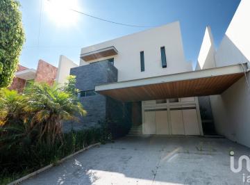 Casa · 592m² · 4 Recámaras · 4 Estacionamientos · Residencia con Alberca en Verde Valle, Guadalajara
