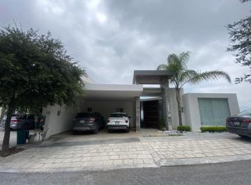 Casa · 473m² · 4 Recámaras · 2 Estacionamientos · Casa en Renta Valle Poniente