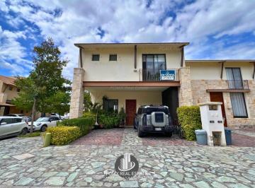 Casa · 202m² · 3 Recámaras · 2 Estacionamientos · Casa en Esquina en Venta en Hacienda Valbuena