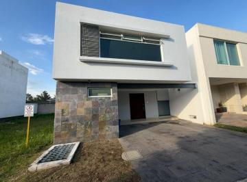Casa · 160m² · 3 Recámaras · 2 Estacionamientos · Casa en Renta Frente Al Tec de Monterrey | Coto Sole, Zona Real, Zapopan