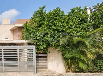 Casa · 199m² · 3 Recámaras · 2 Estacionamientos · Casa con Alberca en Venta en Santa Rita Cholul, Cerca de Periférico