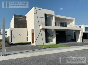 Casa · 490m² · 3 Recámaras · 4 Estacionamientos · Casa en Venta en Balcones de Juriquilla, Condominio Miura