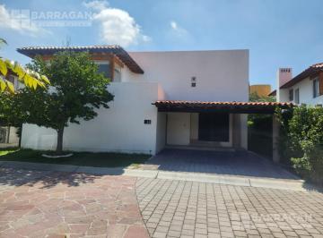 Casa · 350m² · 3 Recámaras · 2 Estacionamientos · Casa en Renta en Lomas del Campanario II