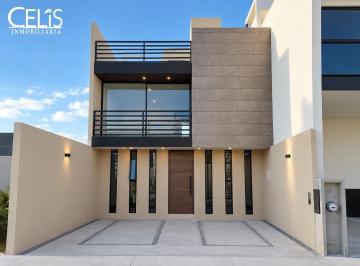 Casa · 200m² · 3 Recámaras · 2 Estacionamientos · Casa en Venta en Privada