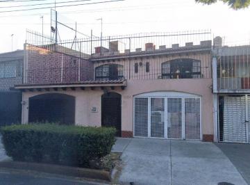 Casa de 4 habitaciones, Coyoacán · Casa en Venta en Educación, Coyoacán, Ciudad de México.