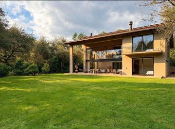 Casa en condominio · 340m² · 4 Recámaras · 5 Estacionamientos · Residencial Valle de Bravo Fraccionamiento Valle Santana