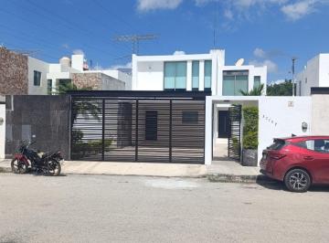 Casa de 3 habitaciones, Mérida · Residencia en Renta 3 Recámaras Alberca y Cuarto de Servicio con Baño Amplio Jardín en Temozón Nte