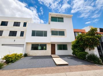 Casa en condominio de 4 habitaciones, Querétaro · Casa en Venta Totalmente Remodelada en El Refugio, Querétaro | Amplio Jardín y Roof Garden