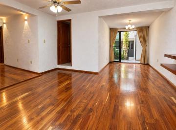 Amplia sala con piso de madera y balcón · Amplio Departemento de 100