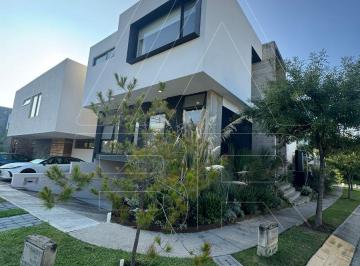 Casa en condominio de 4 habitaciones, Zapopan · Casa en Venta en Esquina en Parque Virreyes