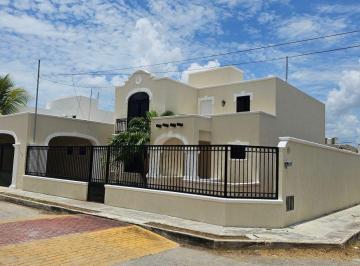 Casa de 3 habitaciones, Mérida · Casa en Esquina de 404 m² con 3 Recámaras en Venta en Mérida