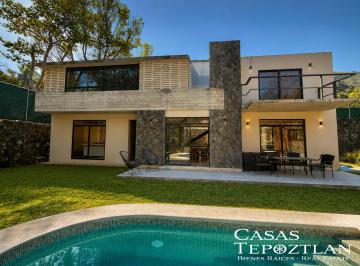 Casa de 3 habitaciones, Tepoztlán · Moderna Residencia con Alberca, Acabados en Piedra y Madera y Vistas a Las Montañas