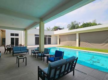 Casa · 577m² · 7 Recámaras · 8 Estacionamientos · Casa en Venta, Dentro de Fracc. Las Fincas en Jiutepec, Mor. con Alberca, Jardin y Vigilancia