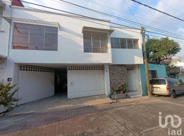 Casa · 230m² · 4 Recámaras · 2 Estacionamientos · Casa en Renta con Tres Recamaras en Cuernavaca Cerca de Home Depot