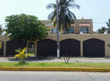 Casa · 440m² · 13 Recámaras · 2 Estacionamientos · Casa en Venta en Puerto Arista