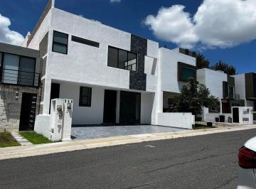 77d2381355a44eb5f8c4dc7b3201e2cbd3edf48a99328ef0565179ce5597f01a · Casa en Renta Lomas de Juriquilla | Roof Garden con Jacuzzi | 3 Recámaras