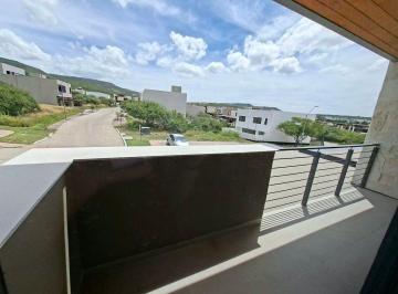 cc4536b8c108288dd0cc899f24fee33babc836011d8b3c3dfdd4699be6b2cc8c · Casa en Renta Dentro de Condominio Niebla, Altozano