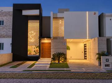 FACHA FRONTAL · Residencia con Espectacular Vista Al Campo de Golf