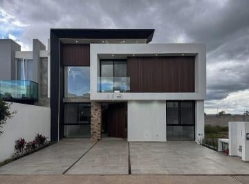 Casa en condominio · 240m² · 4 Recámaras · 2 Estacionamientos · Casa Nueva en Renta Sin Muebles Zona Norte