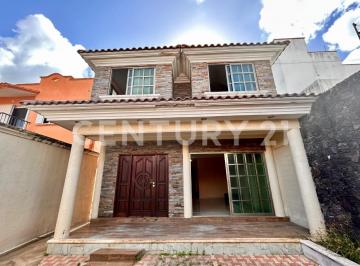 Casa · 240m² · 3 Recámaras · 4 Estacionamientos · Casa en Venta Oportunidad | Fracc. Panaquire Sm 514 | Av Las Torres