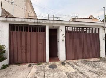 Casa · 199m² · 4 Recámaras · 2 Estacionamientos · ¡Casa en Venta en Chapalita: Espacio Para Tu Vida y Para Tu Próximo Proyecto!