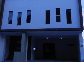 Casa · 420m² · 3 Recámaras · 2 Estacionamientos · Venta de Casa en Lomas de Montecristo