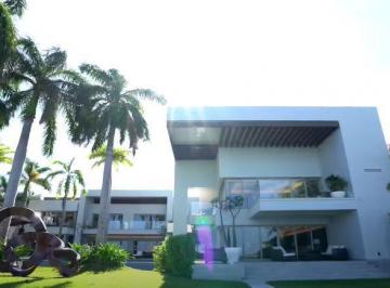 Casa · 1600m² · 5 Recámaras · Venta de Casa Residencial de Lujo en Isla Dorada, Cancún