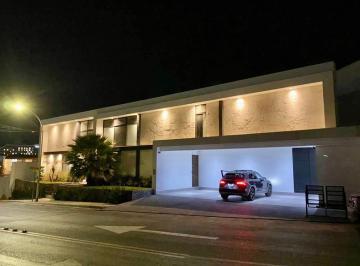 Casa · 480m² · 4 Recámaras · 4 Estacionamientos · Venta de Casa en Fuentes del Valle