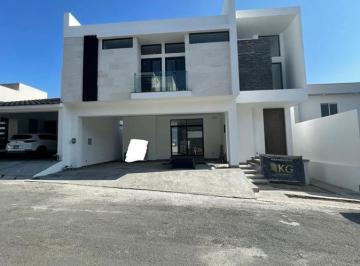 Casa · 550m² · 5 Recámaras · 3 Estacionamientos · Venta de Casa en Carolco.