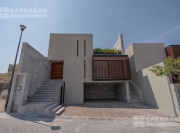 Casa · 360m² · 4 Recámaras · 4 Estacionamientos · Casa en Venta Lomas del Campanario IV