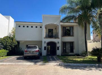 e6b07b45f687b6ef724e5fceaf443b14677e97da1313ac0f804c9fc1c1afddaa · Casa en Venta de 4 Recámaras con Jacuzzi en Coto Lago Nogal, Santa Anita.