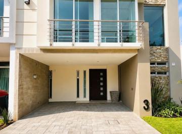 Casa en condominio · 210m² · 4 Recámaras · 2 Estacionamientos · Casa en Renta Frente a Parque en Coto Althea en Zapopan