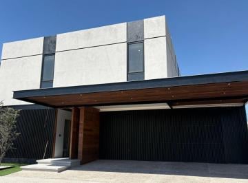 Casa en condominio de 4 habitaciones, Querétaro · Casa Nueva en Venta en Lomas del Campanario Norte, 344 m², 4 Recámaras y Jardín.