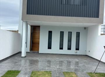 Casa · 206m² · 4 Recámaras · 4 Estacionamientos · Casa en Venta