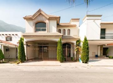 Casa · 380m² · 3 Recámaras · 2 Estacionamientos · Casa en Renta en San Jeronimo Monterrey Nuevo Leon