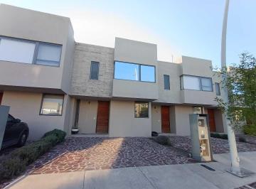 Casa · 110m² · 3 Recámaras · 2 Estacionamientos · Bonita Casa en Renta en Zakia El Marques Queretaro Gih