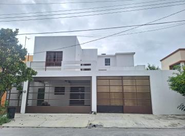 Casa · 345m² · 4 Recámaras · 2 Estacionamientos · Casa en Renta con Alberca en Bosques de Linda Vista, San Nicolas.