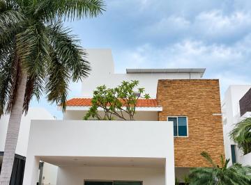 Casa · 367m² · 4 Recámaras · 3 Estacionamientos · Casa Familiar de 4 Hab con Alberca y Paneles Solares en Residencial Cumbres