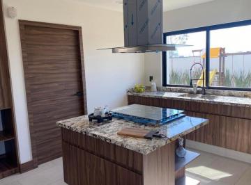 Casa · 286m² · 3 Recámaras · 2 Estacionamientos · Casa en Venta en Metepec, Llano Grande Gis 26 - 2982.