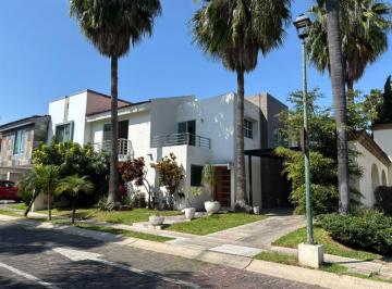 Casa de 3 habitaciones, Zapopan · Casa en Jardín Real con 3 Habitaciones y 5 Baños Completos, Cochera 2 Autos