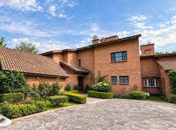 Casa en condominio · 400m² · 4 Recámaras · 2 Estacionamientos · Casa en Venta en Acopilco | Estilo Rústico Mexicano