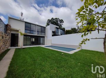 Casa · 203m² · 3 Recámaras · 2 Estacionamientos · Casa con Jardín Privado y Terraza en Cuernavaca | Recámara en Planta Baja y Seguridad 24 H
