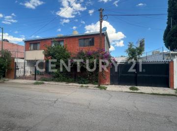 Casa · 211m² · 5 Recámaras · 3 Estacionamientos · Casa en Venta Col. Santo Niño, Chihuahua, Chih.