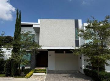 Casa · 276m² · 3 Recámaras · 2 Estacionamientos · ? Residencia en Renta | Valeira Int 105, Fraccionamiento Solares