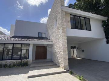 Casa · 362m² · 4 Recámaras · 6 Estacionamientos · Casa en Venta en Fraccionamiento Montecristo